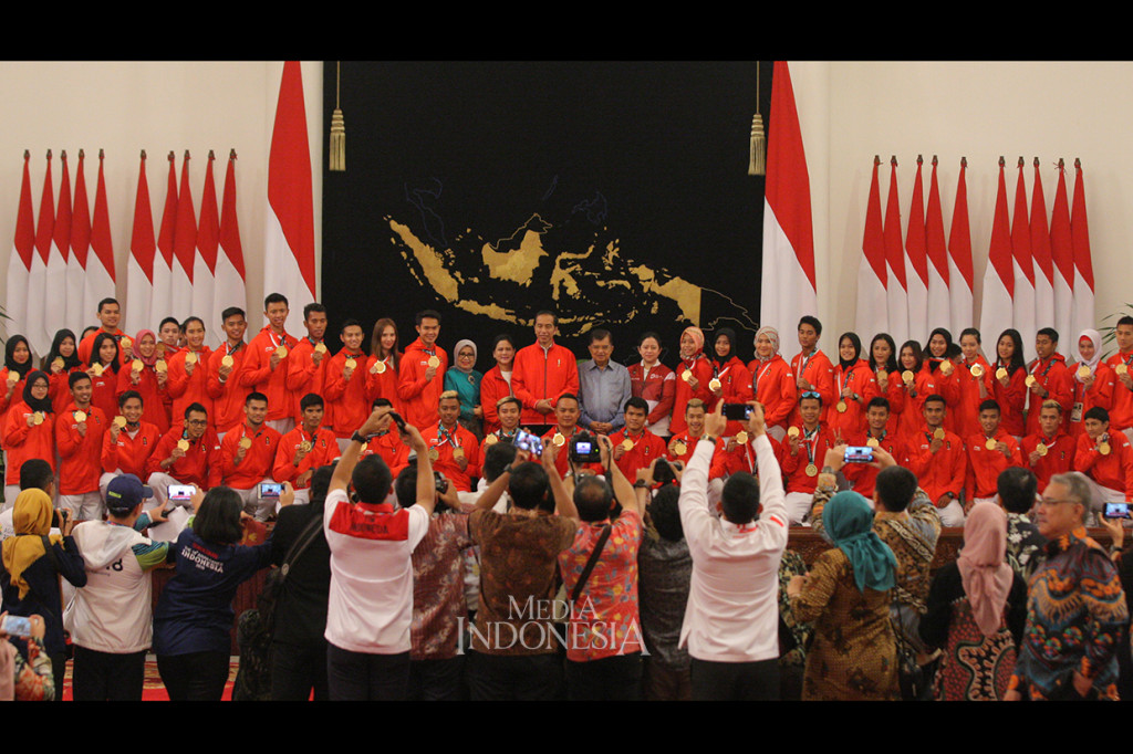 Presiden Joko Widodo didampingi Wakil Presiden Jusuf Kalla, Ibu Negara Irianan Joko Widodo dan Ibu Mufidah Jusuf Kalla foto bersama dengan para atlet peraih medali medali Asian Games 2018 saat acara Silaturahim Presiden dengan para Atllet dan Pelatih Nasional Peraih Medali Asian Games 2018 di Istana Negara, Jakarta.