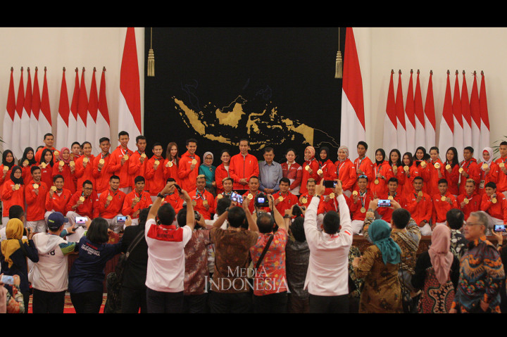 Presiden Joko Widodo didampingi Wakil Presiden Jusuf Kalla, Ibu Negara Irianan Joko Widodo dan Ibu Mufidah Jusuf Kalla foto bersama dengan para atlet peraih medali medali Asian Games 2018 saat acara Silaturahim Presiden dengan para Atllet dan Pelatih Nasional Peraih Medali Asian Games 2018 di Istana Negara, Jakarta.
