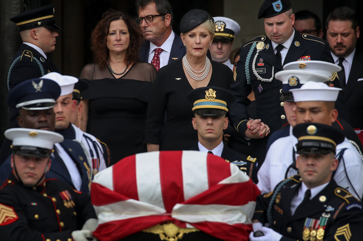 Para mantan presiden AS dan pejabat Amerika lain tampak hadir di upacara pemakaman tersebut. Afp Photo/Drew Angerer
