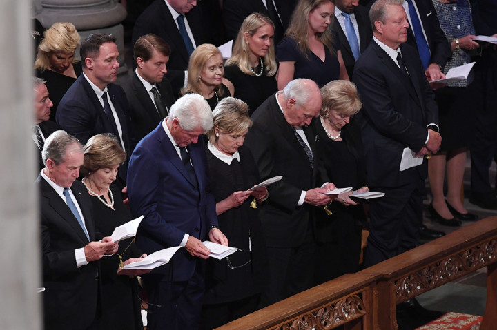 Mantan Presiden AS Bill Clinton dan istrinya, Hillary saat menghadiri pemakaman mantan senator John McCain. Afp Photo/Saul Loeb