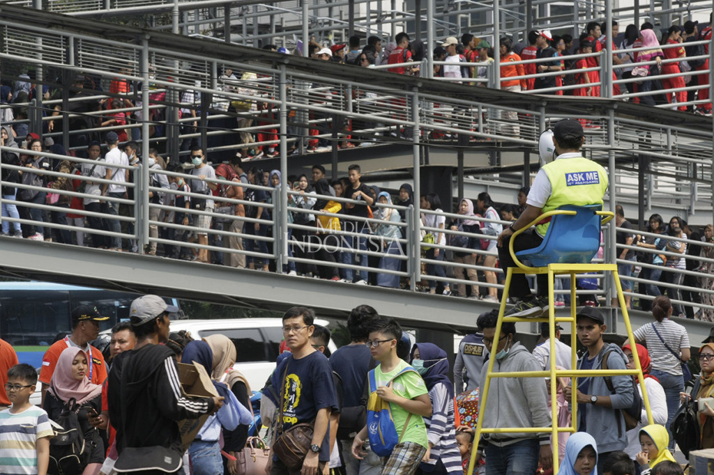 Antrean warga yang akan memasuki kompleks Gelora Bung Karno untuk menyaksikan secara langsung maupun nonton bareng penutupan Asian Games 2018, Jakarta.