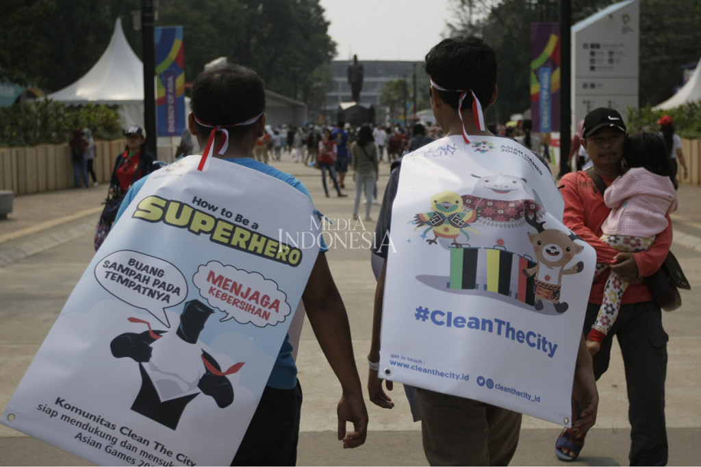 Komunitas Clean The City membawa poster jaga kebersihan di kompleks Gelora Bung Karno.