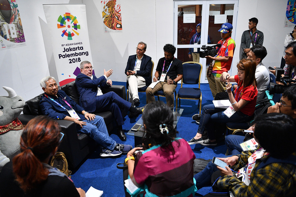 Presiden Komite Olimpiade Internasional IOC Thomas Bach (kedua kiri) didampingi Direktur Media dan Public Relation INASGOC Danny Buldansyah (kiri) memberikan keterangan pers di Media Press Center Asian Games 2018, Jakarta Convention Center, Jakarta.
