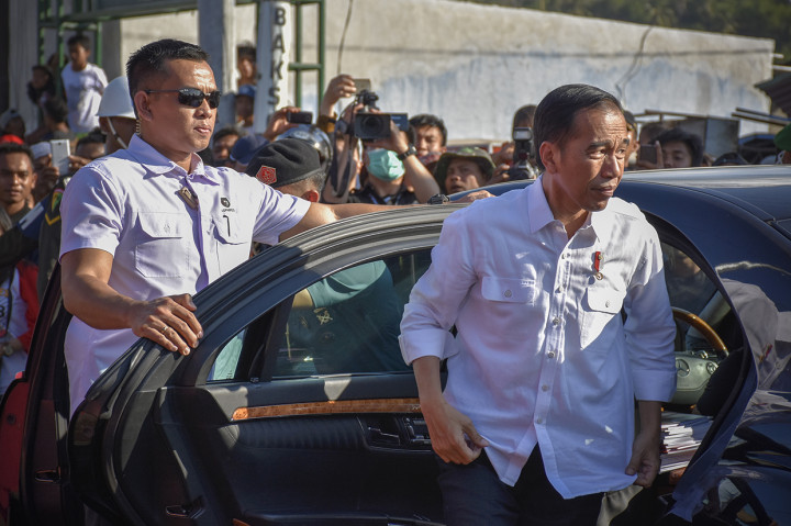 Presiden Joko Widodo (kanan) tiba di Desa Pemenang Barat, Kecamatan Pemenang, Tanjung, Lombok Utara, NTB.