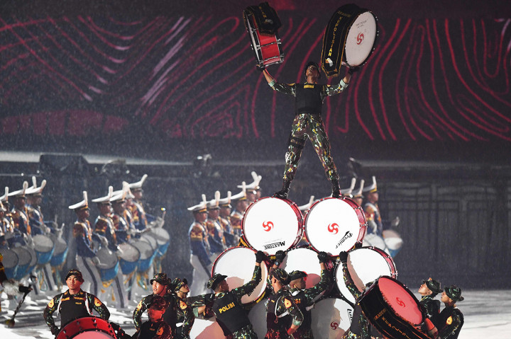 Acara dimulai dengan mengumandangkan lagu Indonesia Raya. Lagu Indonesia Raya akan dinyanyikan oleh 4 Paskibraka dan The Resonanz, dilanjutkan dengan marching band dari Akademi Kepolisian dan Akademi Militer. Afp Photo/Arief Bagus
