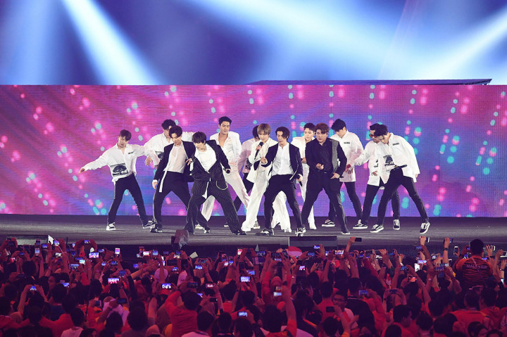 Penampilan Super Junior di panggung penutupan Asian Games 2018 membuat seisi SUGBK tambah bergemuruh itu ditambah pijaran kembang api di atas stadion. Mereka menyanyikan lagu 'Sorry Sorry', Mr. Simple, dan Bonamana. Afp Photo/Arief Bagus