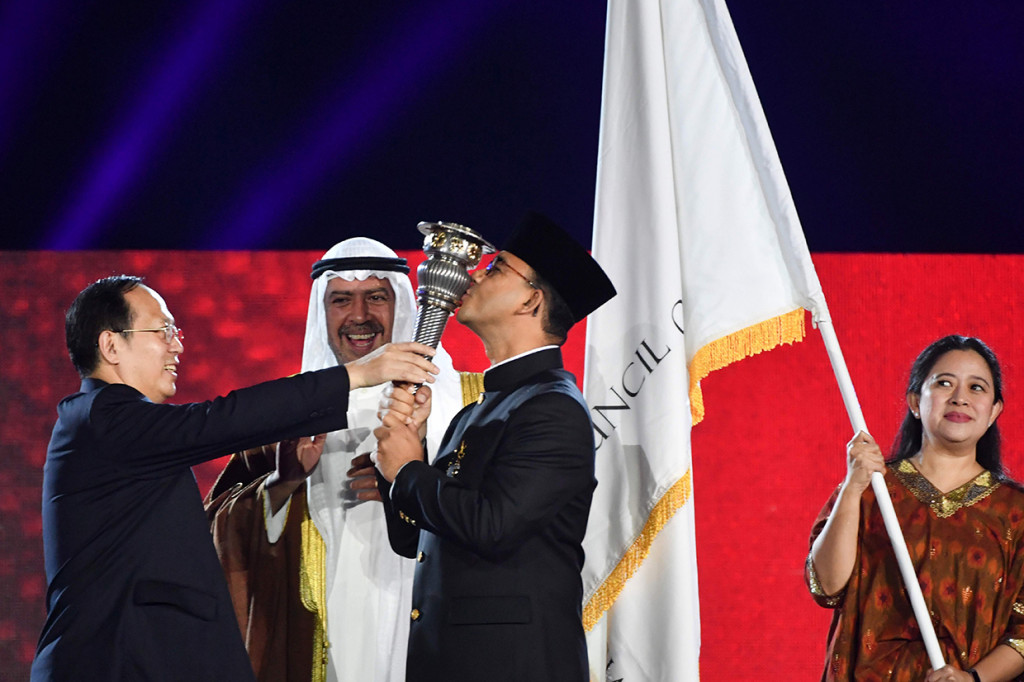 Kemudian dilanjutkan dengan serah terima bendera OCA yang dilakukan Gubernur DKI Jakarta Anies Baswedan, Gubernur Sumatera Selatan Alex Noerdin, dan Ketua INASGOC Erick Thohir kepada Presiden OCA. Afp Photo/Adek Berry