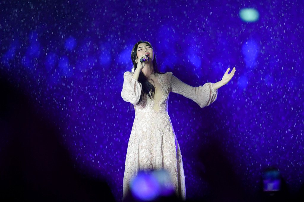 Konser musik dan pertunjukan tari menjadi bagian terakhir penutupan acara. Artis-artis dalam negeri seperti Isyana Sarasvati, Gigi, Denada, Siti Badriah, Winky Wiryawan, Jevin Julian, RAN, Bunga Citra Lestari, JFlow, Dira Sugandi, Ade Govinda, dan Irfan Samsons tampil. Antara Foto/INASGOC/Wahyudin