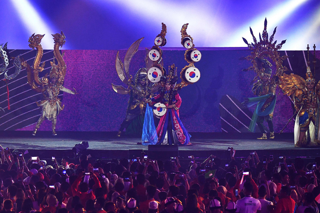 Selain itu rombongan dari Jember Fashion Carnaval juga ambil bagian dalam upacara penutupan.  Afp Photo/Arief Bagus