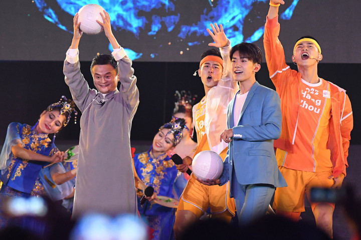 Jack Ma mewakili delegasi Tiongkok sebagai tuan rumah Asian Games berikutnya, tampil membawa bola saat menghadiri Upacara Penutupan Asian Games ke-18 Tahun 2018 di Stadion Utama Gelora Bung Karno (GBK), Senayan, Jakarta. Antara Foto/INASGOC/Irwin Fedriansyah