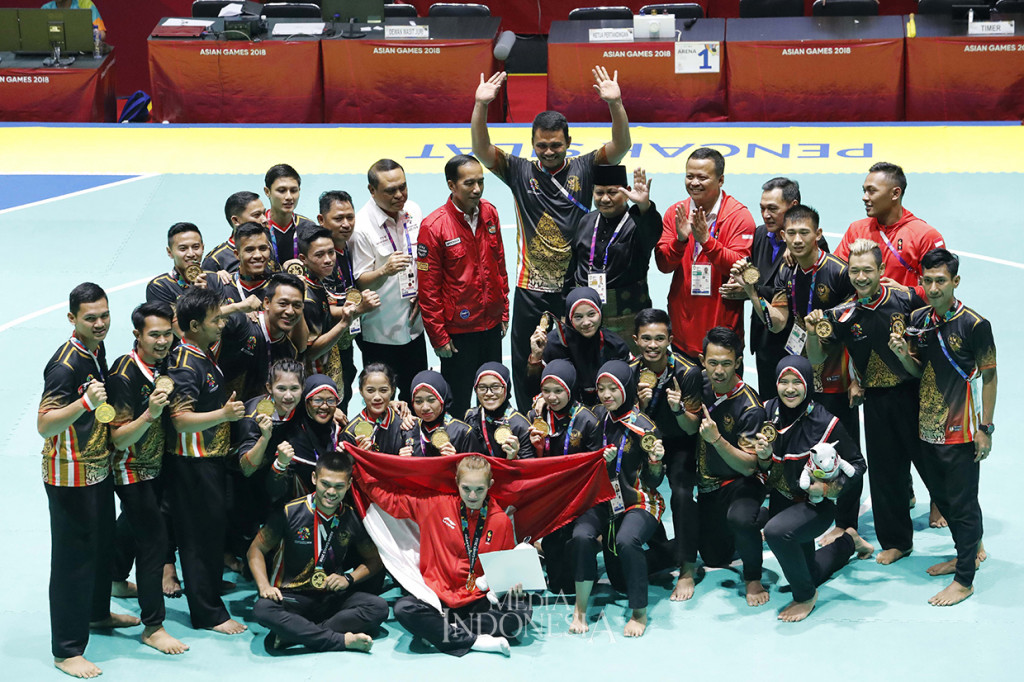 Presiden Joko Widodo bersama Ketua PB IPSI Prabowo Subianto berfoto bersama tim pencak silat Indonesia menyapa para pendukung yang menonton pencak silat Asian Games 2018 di Padepokan Pencak Silat, TMII, Jakarta, Rabu (29/8). MI/Rommy Pujianto