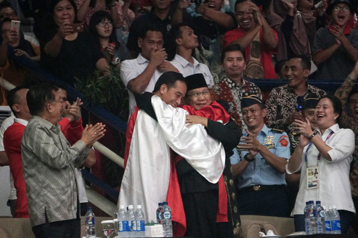 Salah satu momen paling berkesan di Asian Games juga ada di cabor pencak silat. Yaitu saat Presiden Joko Widodo bersama Ketua Umum Pengurus Besar Ikatan Pencak Silat Indonesia (IPSI) Prabowo Subianto saling berpelukan. Antara Foto/INASGOC/Aditia Noviansyah