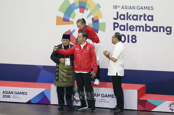 Presiden Joko Widodo bersama Ketua PB IPSI Prabowo Subianto dan Chief de Mission tim Indonesia di Asian Games sekaligus Menpan RB Komjen Syafruddin merekam vlog seusai memberikan medali emas kepada pesilat Indonesia Wita Wewey seusai mengalahkan pesilat Vietnam Thi Tem Tran pada final pencak silat kelas 50-55 kg putri Asian Games 2018 di Padepokan Pencak Silat, TMII, Jakarta. MI/Rommy Pujianto