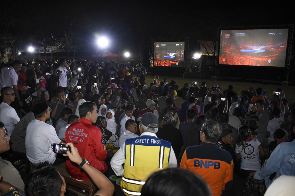 Presiden Jokowi disela kunjungannya ke lokasi gempa menyempatkan diri untuk nonton bareng warga korban gempa upacara penutupan Asian Games 2018. 