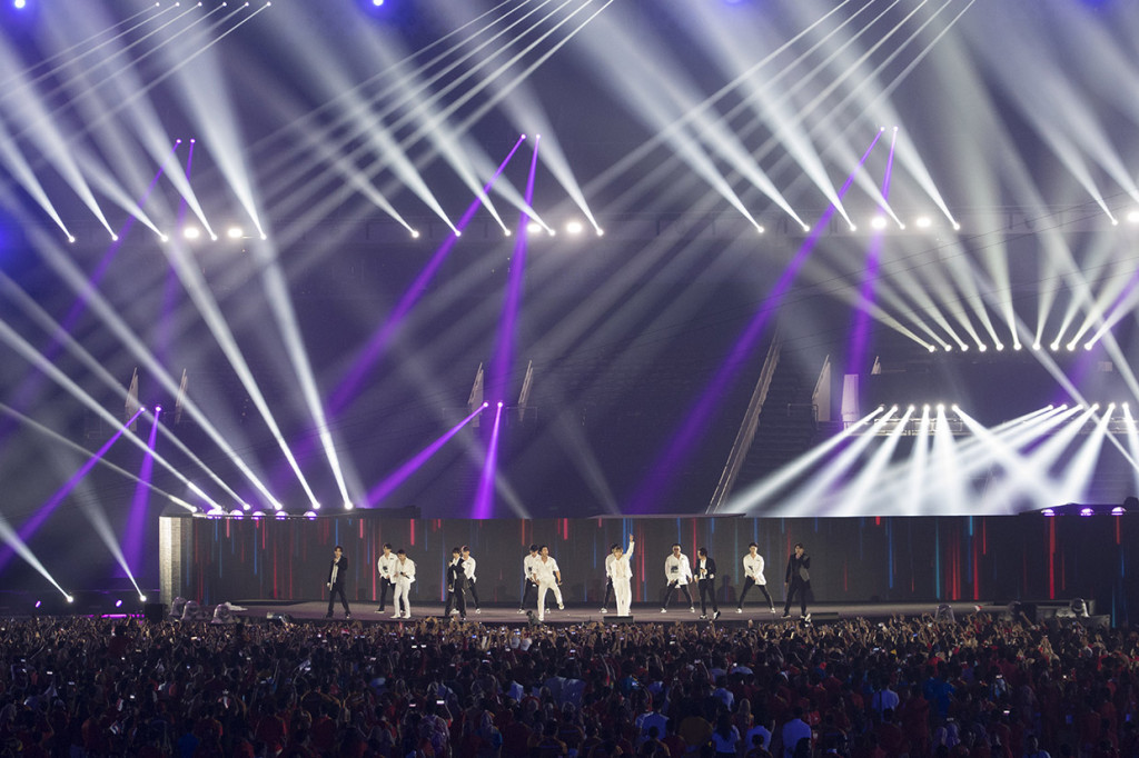 Penampilan Super Junior di panggung penutupan Asian Games 2018 membuat seisi SUGBK tambah bergemuruh itu ditambah pijaran kembang api di atas stadion. Antara Foto/INASGOC/Rosa Panggabean