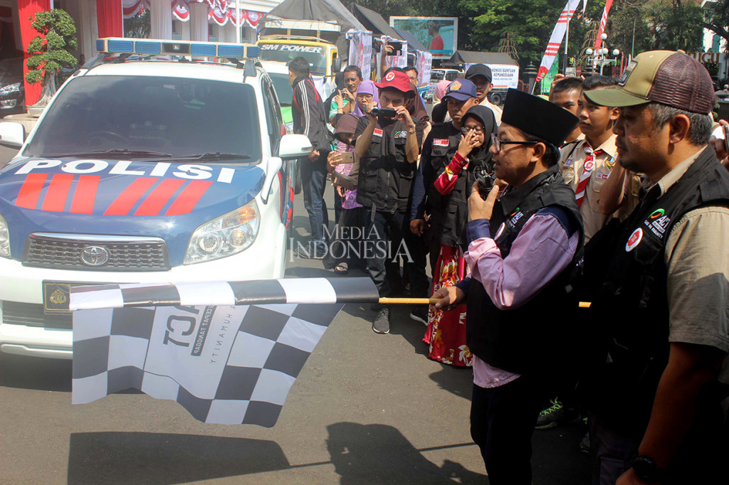 Pelaksana Tugas Wali Kota Malang, Jawa Timur, Sutiaji melepas pemberangkatan konvoi bantuan kemanusiaan di Balai Kota Malang.