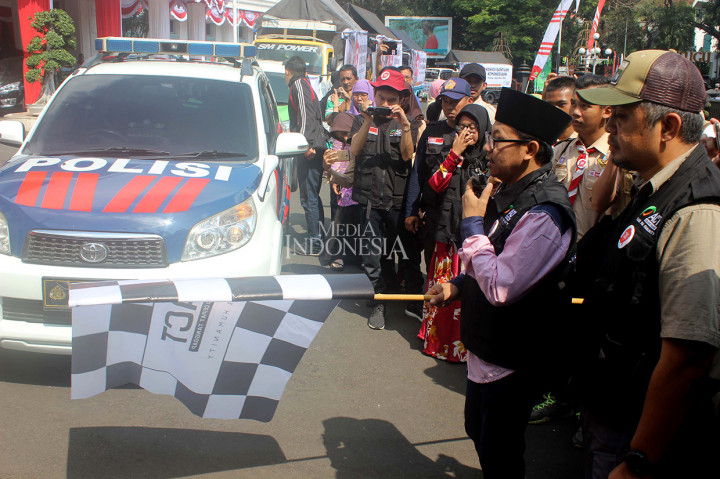 Pelaksana Tugas Wali Kota Malang, Jawa Timur, Sutiaji melepas pemberangkatan konvoi bantuan kemanusiaan di Balai Kota Malang.