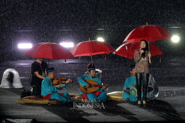 Pengisi acara tampil sambil menggunakan payung saat penutupan Asian Games 2018 di GBK, Jakarta. MI/Ramdani