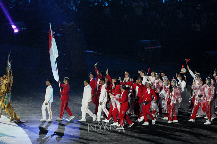 Para atlet menggunakan ponco atau jas hujan saat penutupan Asian Games 2018 di GBK, Jakarta. MI/Ramdani