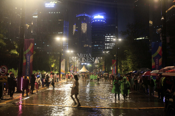 Pengunjung memadati acara penutupan Asian Games 2018 yang disertai hujan cukup lebat di Stadion Utama Gelora Bung Karno, Senayan, Jakarta. MI/Rommy Pujianto
