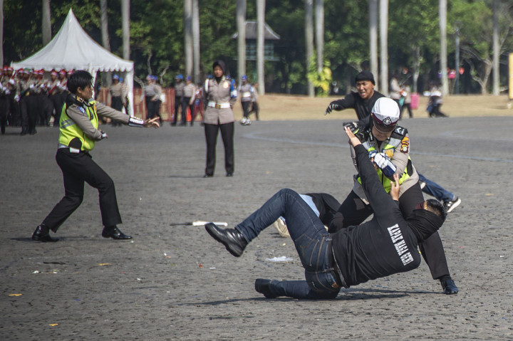 Sejumlah Polisi Wanita (Polwan) mempertunjukan beladiri dengan tangan kosong pada peringatan HUT Ke-70 Polwan di Monas, Jakarta.