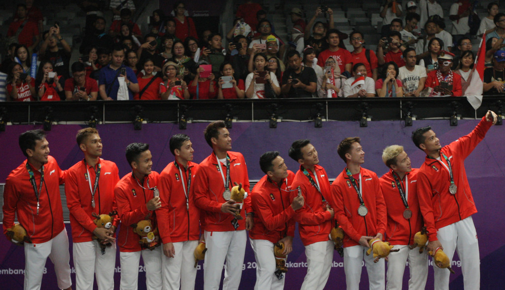 Pebulu tangkis beregu Indonesia menerima medali perak Asian Games 2018 di Istora Senayan, Komplek GBK, Jakarta, Rabu (22/8). Indonesia gagal menambah medali emas lewat bulu tangkis beregu putra setelah kalah atas Cina dengan skor 3-1. MI/Ramdani