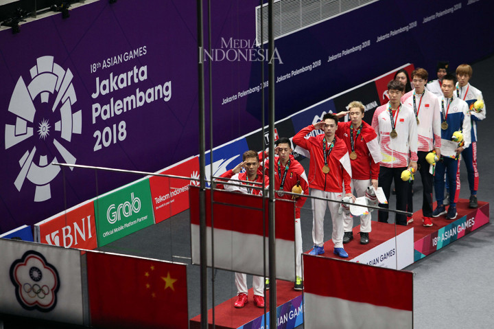 Dua pasangan ganda putra Indonesia Kevin Sanjaya/Markus Gideon dan M Rian Ardianto/Fajar Alfian memberi hormat dan menyanyikan lagu Indonesia Raya seusai bertanding pada final bulu tangkis ganda putra Asian Games 2018 di Istora Senayan, Komplek GBK, Selasa (28/8). Kevin/Markus atau The Minions berhak atas medali emas setelah menang 2-1 (13-21, 21-18 dan 24-22). MI/Rommy Pujianto