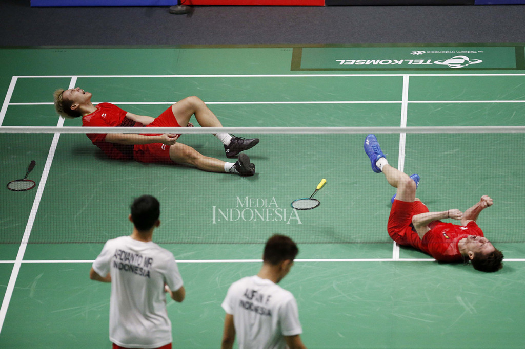 Ekspresi pasangan ganda putra Indonesia Kevin Sanjaya/Markus Gideon ketika memenangkan permainan melawan rekan senegaranya M Rian Ardianto/Fajar Alfian pada final bulu tangkis ganda putra Asian Games 2018 di Istora Senayan, Komplek GBK, Selasa (28/8). MI/Rommy Pujianto