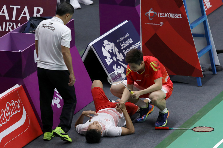 Anthony Sinisuka Ginting sempat mengalami cedera saat babak final beregu putra Asian Games 2018 di Istora Senayan, Jakarta, Rabu (22/8). Antara Foto/ INASGOC/Nafielah Mahmudah