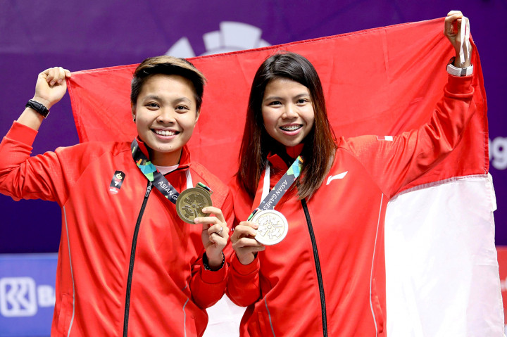 Pebulu tangkis ganda putri Indonesia peraih medali perunggu bulu tangkis nomor perorangan Asian Games 2018 Greysia Polii (kanan) dan Apriyani Rahayu (kiri) memperlihatkan medalinya usai upacara penyerahan medali di Istora Senayan, Jakarta, Senin (27/8). Antara Foto/ INASGOC/Nafielah Mahmudah
