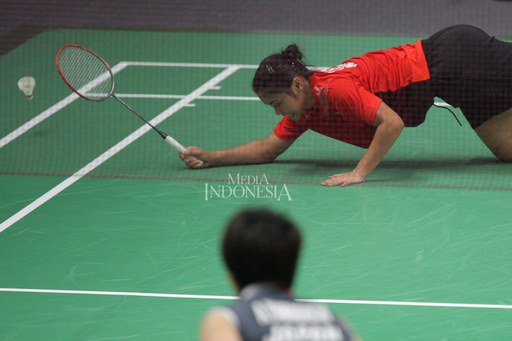 Pebulu tangkis Indonesia Gregoria Tunjung bertanding melawan pebulu tangkis Jepang Akane Yamaguchi pada semifinal bulu tangkis beregu putri Asian Games 2018 di Istora Senayan, Komplek GBK, Jakarta, Selasa (21/8). Indonesia gagal melangkah ke final setelah kalah atas Jepang dengan skor 3-1. MI/Ramdani