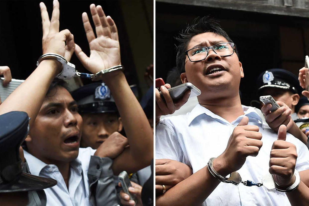Dua wartawan Reuters, Kyaw Soe Oo (kiri) dan Wa Lone dikawal oleh polisi setelah menjalani sidang vonis di pengadilan Myanmar, Yangon, Senin, 3 September 2018.