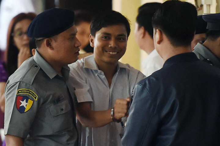 Kyaw Soe Oo dan Wa Lone divonis tujuh tahun penjara. Pemerintah Myanmar menjerat kedua jurnalis itu dengan UU tentang Rahasia Negara setelah mereka melaporkan tragedi pembantaian warga Rohingya. UU tersebut merupakan peninggalan kolonial Inggris yang dinilai kejam dengan ancaman hukuman maksimal 14 tahun penjara. 