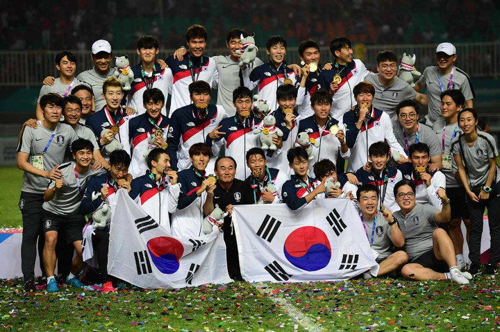 Timnas U-23 Korea Selatan menunjukkan medali emas sepak bola Asian Games 2018 yang baru saja mereka raih dengan menundukkan Jepang 2-1 pada final di Stadion Pakansari, Bogor, Sabtu, 1 September 2018. AFP Photo/Martin Bureau