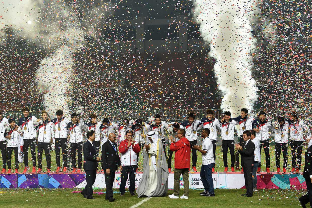 Seremoni pengalungan medali emas kepada para pemain Timnas U-23 Korea Selatan. AFP Photo/Arief Bagus