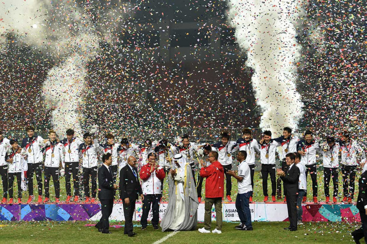 Seremoni pengalungan medali emas kepada para pemain Timnas U-23 Korea Selatan. AFP Photo/Arief Bagus