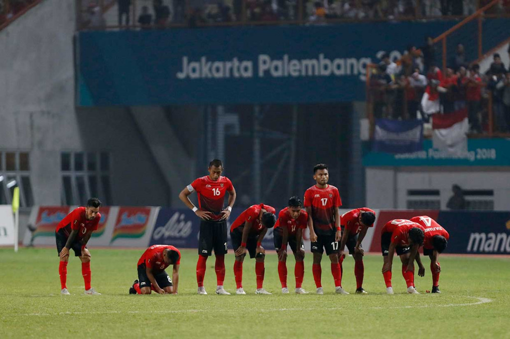 Ekspresi kekecewaan para pesepak bola Indonesia setelah pertandingan melawan Uni Emirat Arab dalam babak 16 besar di Stadion Wibawa Mukti, Cikarang, Jawa Barat, Jumat, 24 Agustus. Timnas U-23 yang sepanjang pertandingan bermain lebih baik daripada lawannya terpaksa harus menerima kekalahan lewat adu penalti dengan skor 3-4. MI/Rommy Pujianto