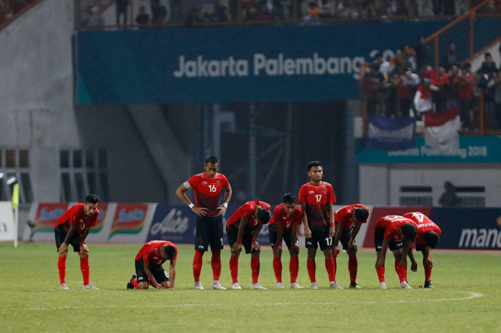 Ekspresi kekecewaan para pesepak bola Indonesia setelah pertandingan melawan Uni Emirat Arab dalam babak 16 besar di Stadion Wibawa Mukti, Cikarang, Jawa Barat, Jumat, 24 Agustus. Timnas U-23 yang sepanjang pertandingan bermain lebih baik daripada lawannya terpaksa harus menerima kekalahan lewat adu penalti dengan skor 3-4. MI/Rommy Pujianto
