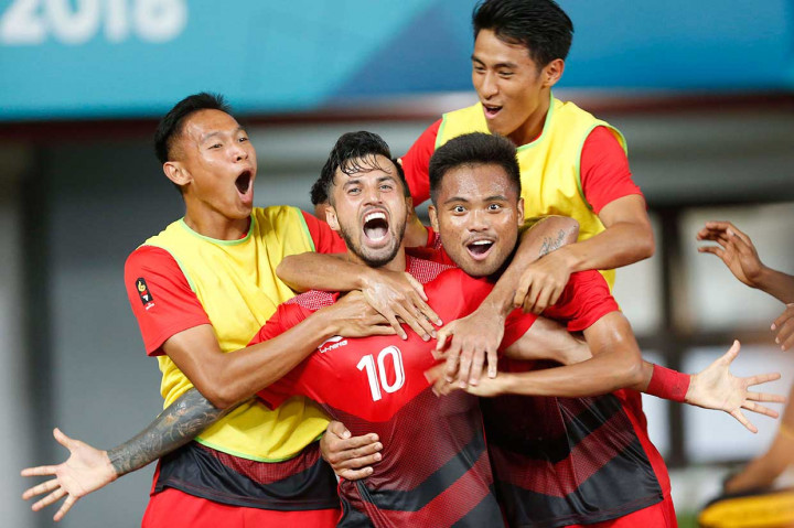 Para pemain Indonesia merayakan gol ke gawang Hong Kong yang dicetak Stefano Lilipaly pada pertandingan kualifikasi Grup A Asian Games 2018. Menang 3-1, Indonesia menjadi juara Grup A dan berhak melaju ke babak 16 besar setelah. MI/Rommy Pujianto