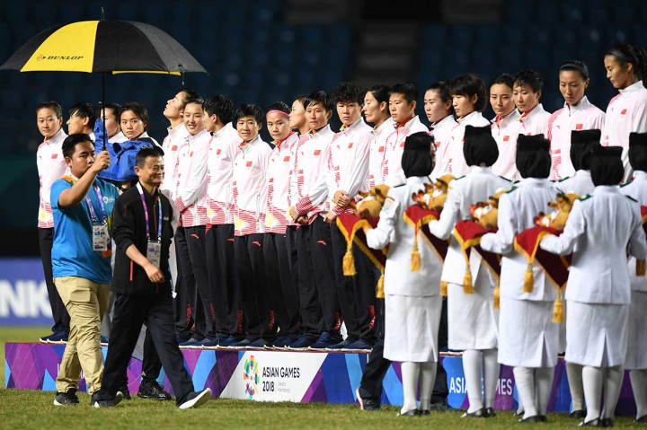 Pendiri Alibaba yang juga merupakan salah satu orang terkaya di dunia Jack Ma saat mengalungkan medali perak kepada timnas Tiongkok. INASGOC/Antara Foto/Zabur Karuru