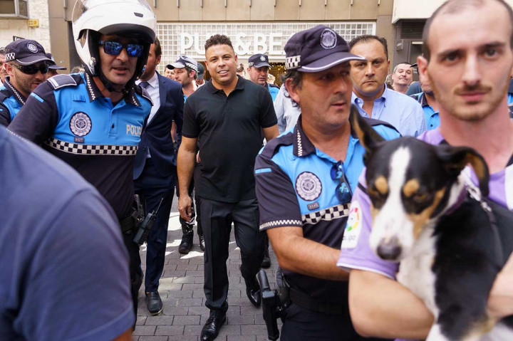 Legenda sepak bola Brasil Ronaldo (tengah) melakukan tur di Valladolid, Senin, 3 September 2018, setelah membeli 51 persen saham klub La Liga Real Valladolid.