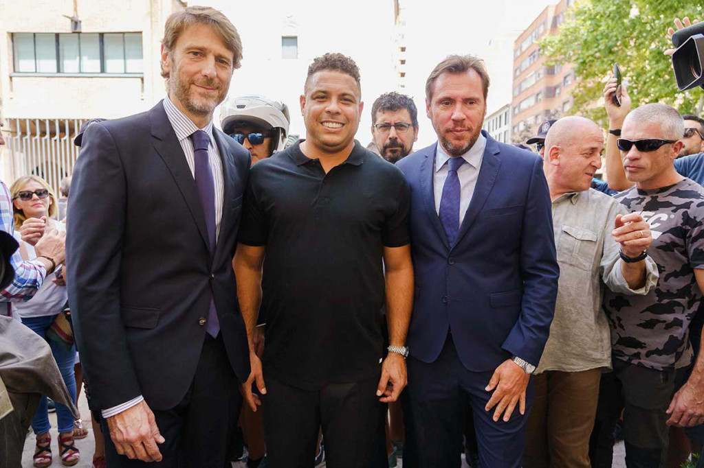 Mantan penyerang Barcelona dan Real Madrid itu mengeluarkan dana sekitar 30 juta euro (sekitar Rp 516 miliar) untuk membeli 51 persen saham Real Valladolid. Meski memiliki saham mayoritas, Ronaldo tetap mempercayakan posisi presiden klub kepada Carlos Suarez.