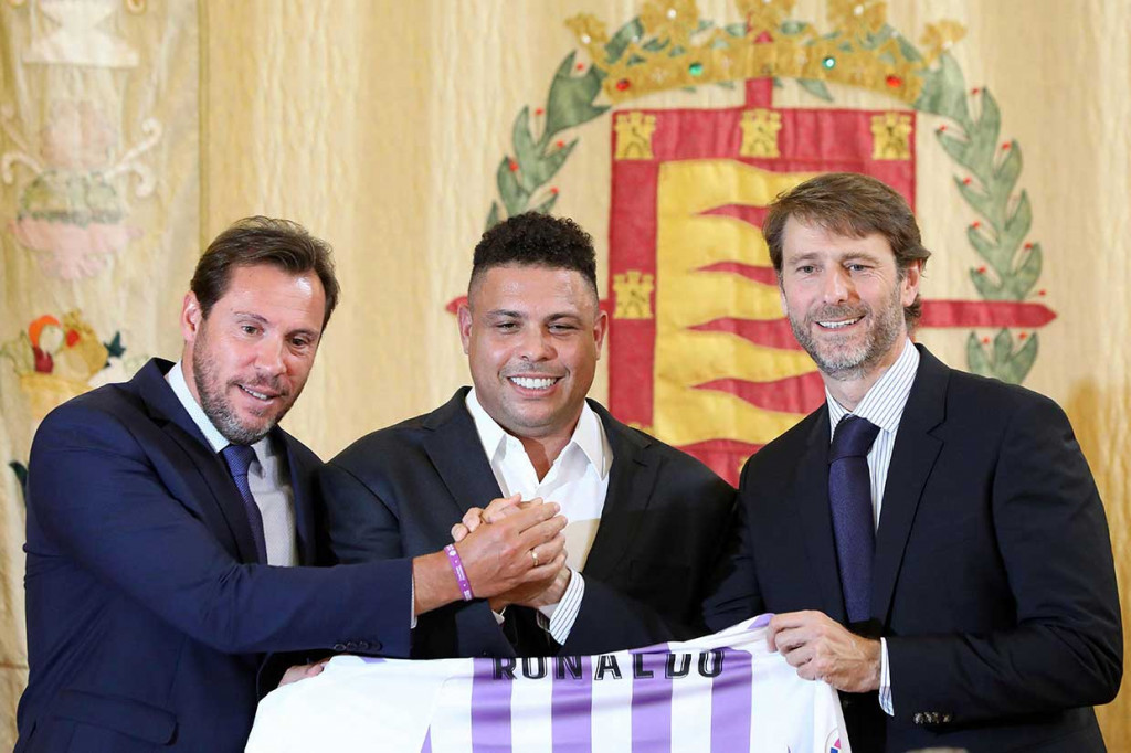 Sementara Carlos Suarez menyubut kehadiran rekan bisnisnya yang baru tersebut akan memabntu klub di jalur yang tepat. 