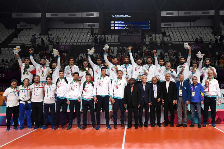 Pemain dan offisial tim voli putra Iran berfoto bersama setelah menerima pengalungan medali emas Asian Games 2018, di Stadion Tennis Indoor, Gelora Bung Karno, Jakarta, Sabtu, 1 September lalu. INASGOC/Antara Foto/Syaiful Arif