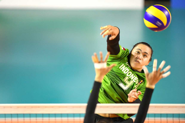 Andalan tim putri Indonesia Aprilia Santini Manganang melancarkan smash ke arah pemain Filipina. INASGOC/Antara Foto/Dwi Oblo
