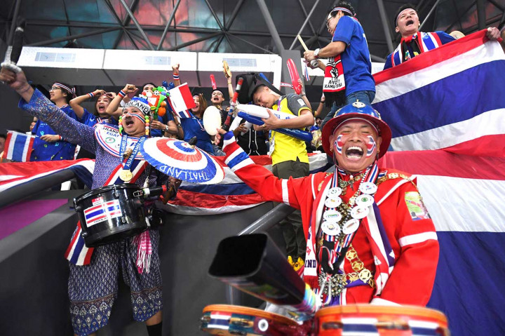 Para pendukung tim voli putri Thailand yang berpenampilan nyentrik berteriak menyemangati tim kesayangannya yang bertanding memperebutkan medali emas melawan Tiongkok. INASGOC/Antara Foto/Syaiful Arif