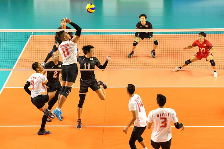 Pemain voli Indonesia Rendy Febriant Tamamilang melakukan smash pada pertandingan klasifikasi voli putra melawan Jepang di GOR Bulungan, Jakarta, Sabtu (1/9). INASGOC/Antara Foto/Dwi Oblo