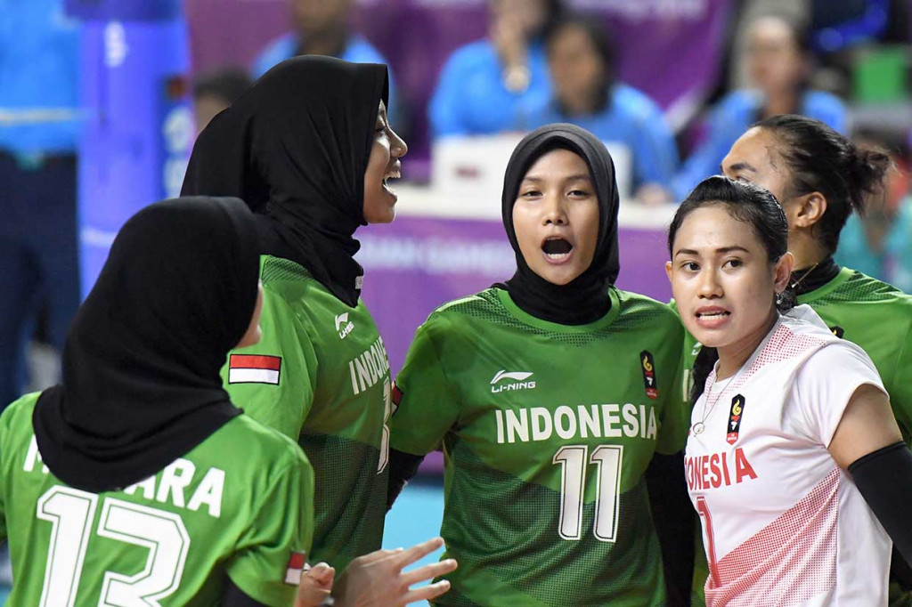 Sementara di bagian putri, Indonesia menempati peringkat tujuh setelah menang 3-1 (25-17,23-25,25-19,25-20) atas Filipina. INASGOC/Antara Foto/Iqbaluddin Ahmad