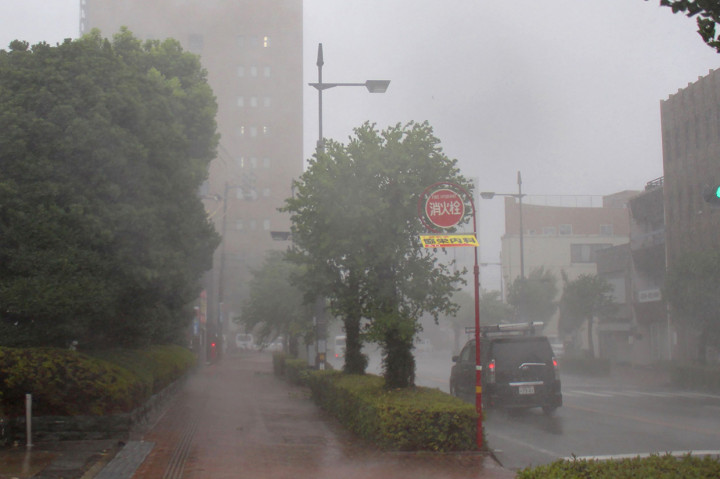 Badan Prakiraan Cuaca Jepang telah merilis peringatan soal potensi terjadinya tanah longsor, banjir dan angin kencang, juga kemungkinan munculnya gelombang tinggi, kilat dan tornado di wilayah Jepang bagian barat, termasuk kota-kota besar seperti Osaka dan Kyoto.
