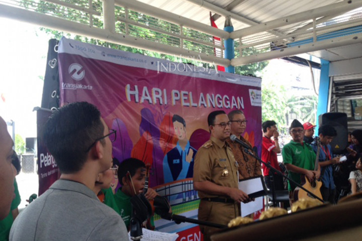 Gubernur DKI Jakarta Anies Baswedan membuka acara hari pelanggan nasional sekaligus meresmikan penggunaan pelican crossing di Halte Transjakarta Bank Indonesia (BI).